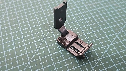 PRENSATELA DOBLE AGUJA GUIA IZQ 1/4 X 1/16